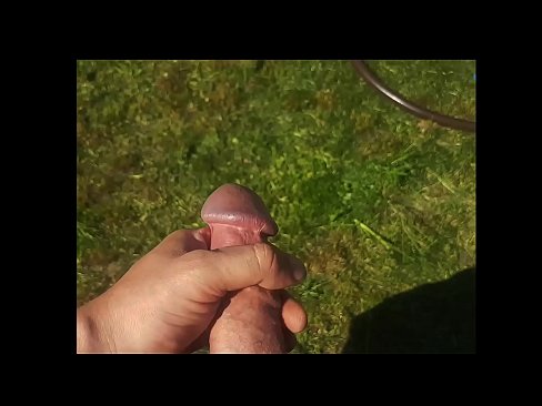 ❤️ Horúca kočka si nechá jebnúť ružovú kundičku a vystrieka sa so squirtom v letnej záhrade Porno video na nás ﹏