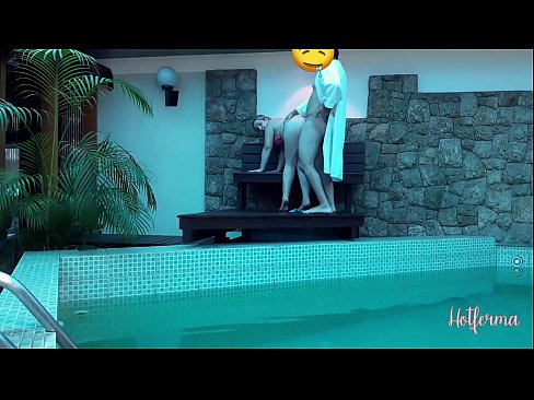 ❤️ Šéf pozve slúžku k bazénu, ale neodolala horúcemu Porno video na nás ﹏