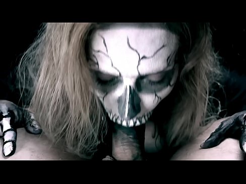 ❤️ Démonické dievča fajčí kokot svojimi čiernymi ústami a prehĺta semeno. Porno video na nás ﹏