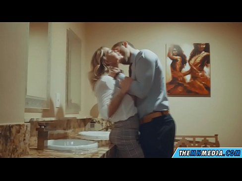 ❤️ Keď vás prsnatá blondínka zvádza na verejných toaletách Porno video na nás ﹏